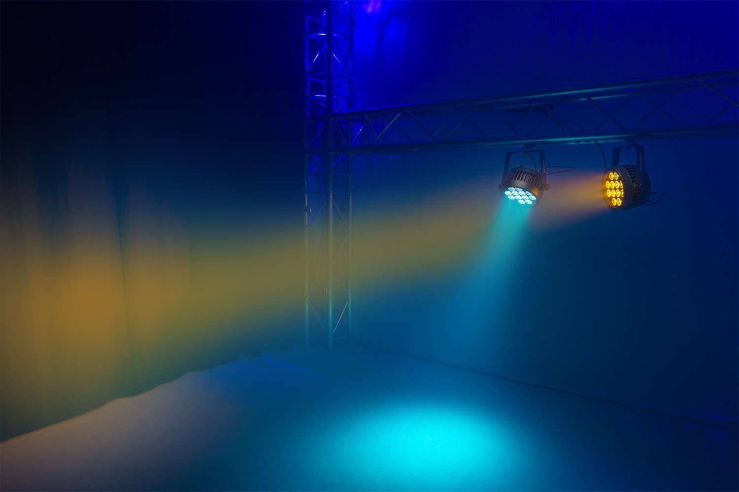 Twee BeamZ Pro BWA532 LED PAR spots aan een truss met blauwe en gele lichtbundels die zichtbaar worden in rook.