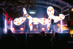 Visual Poi-artiesten van StageHeat tijdens een spectaculaire performance in de Japanse Tuin in Hasselt.