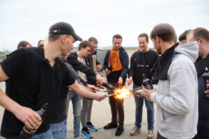 Samen fakkels aansteken