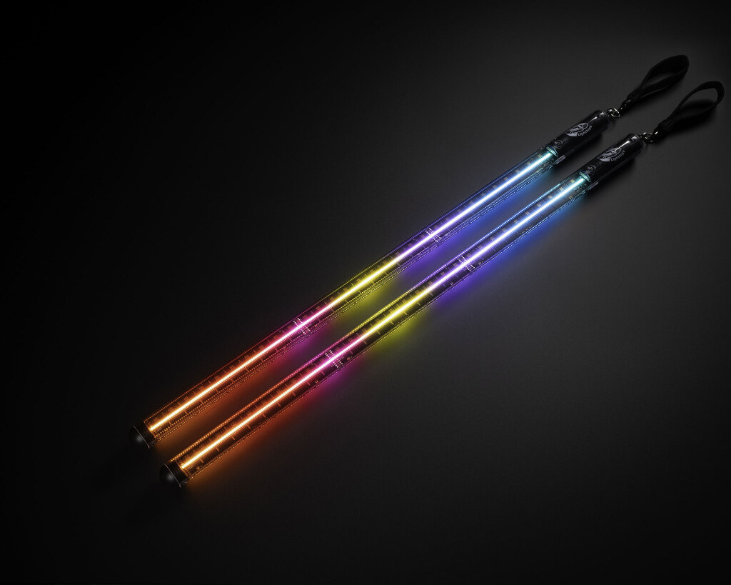 Visual Poi V5 MAXI met meerkleurige LED-verlichting op een zwarte achtergrond.