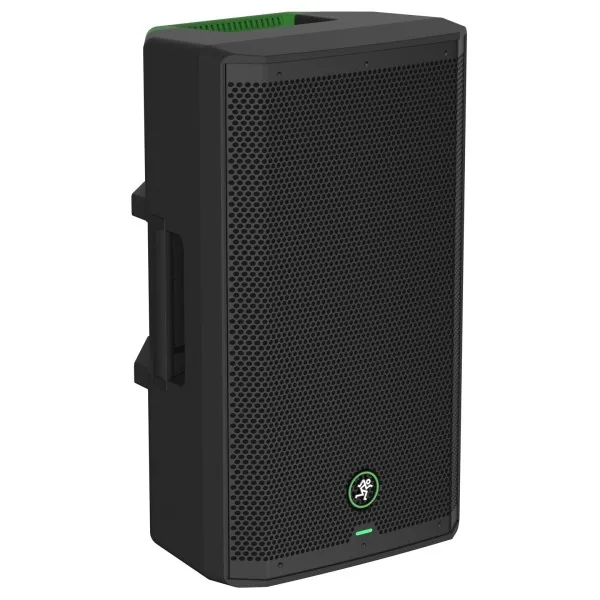 Mackie Thump212 GO 12 inch actieve accuspeaker schuin van voren gefotografeerd, met zwarte speakergrille en groen logo.