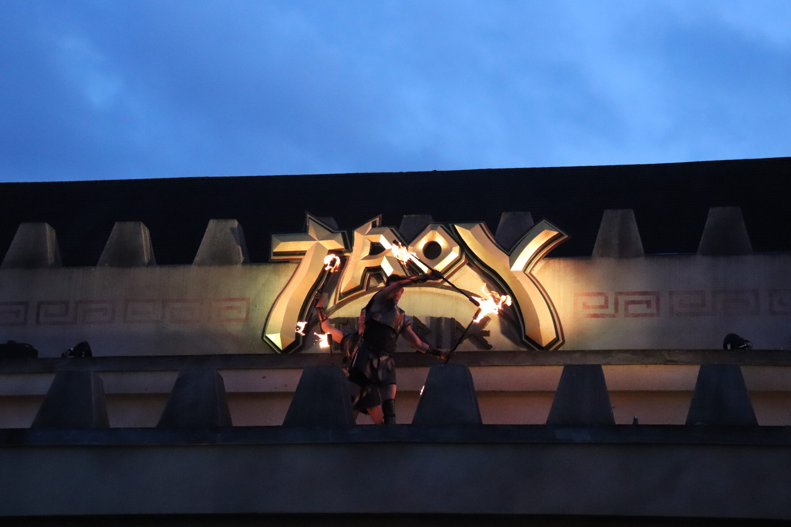 Spectaculaire vuurshow van StageHeat tijdens een evenement, met vuurperformers en indrukwekkende vuureffecten.